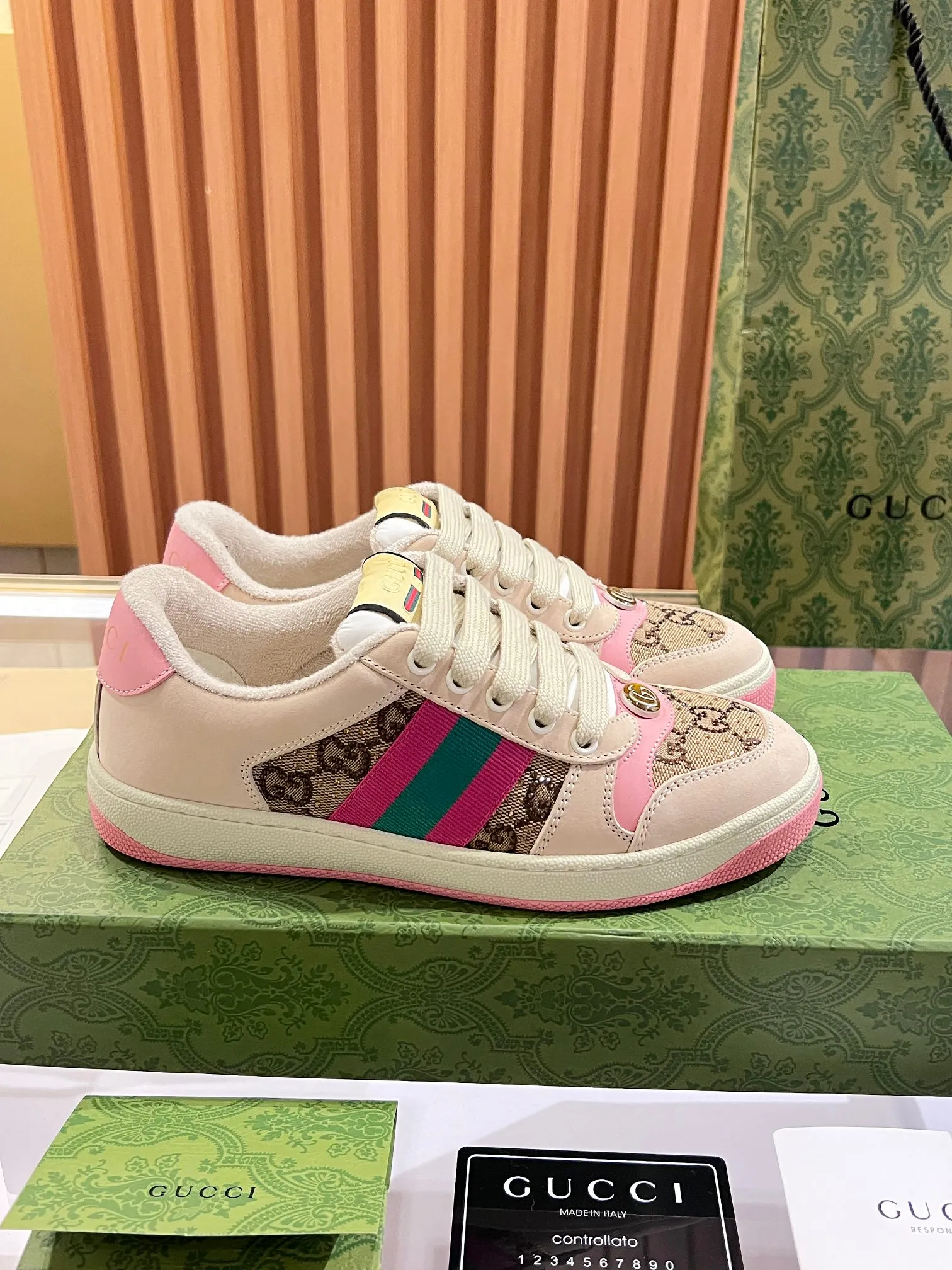 👟👟Ex-factory price 540👟👟 ⚡️Gucci Dirty Shoes Top factory quality, impeccable at the counter, the comfort is incredible. Retro distressed elements, washed retro logo on the tongue, metal double LOGO, 99% recognizable, full of Gucci elements; terry cloth lining, cowhide foot pads and 3mm latex are much more comfortable than real leather shoes. Environmentally friendly TPU wear-resistant outsole, soft and elastic. The inside of the tongue is made of imported elastic bands, which have great tension and won't strangle your feet. I don't develop the shoes without the original version. Only by getting the original version can the shoes be accurate and beat the market version instantly. Every stitch and every stitch is very tight and full. The debugging process is the most painstaking and requires no less than a hundred modifications before it is adjusted to the perfect state so that it can be worn comfortably by all foot types! Size 35-40 women’s model)